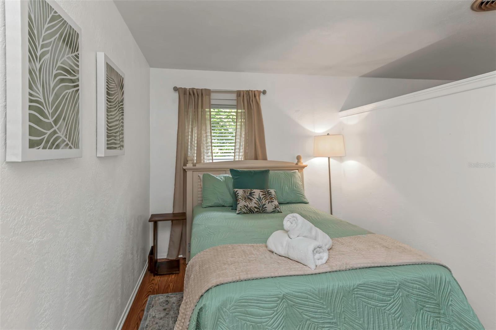 Listing photo id 32 for 11530 66th Avenue N