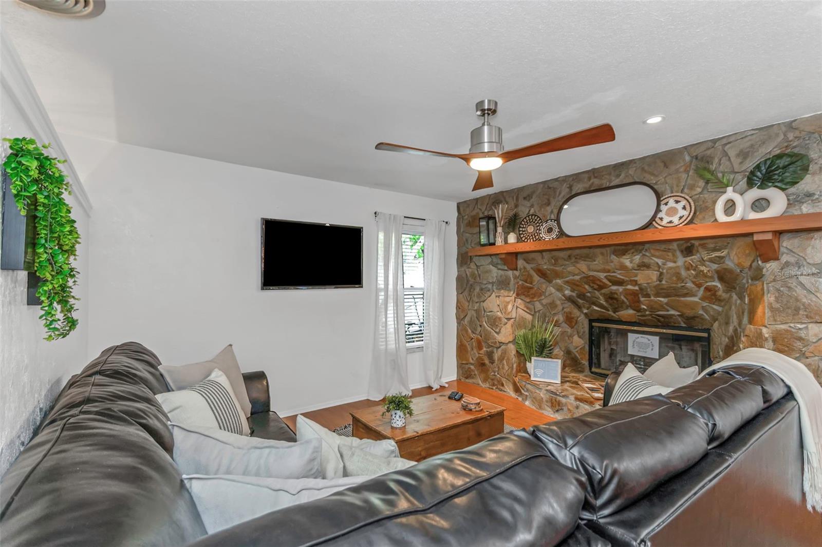Listing photo id 2 for 11530 66th Avenue N