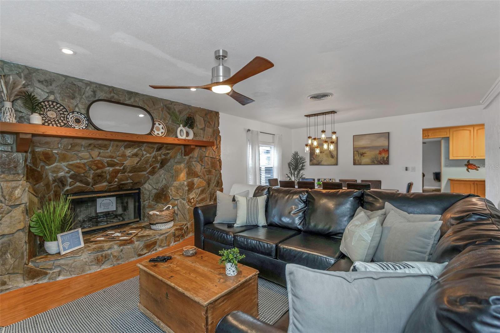 Listing photo id 3 for 11530 66th Avenue N