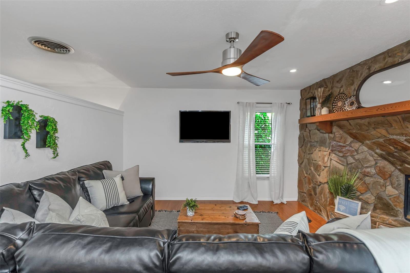 Listing photo id 4 for 11530 66th Avenue N