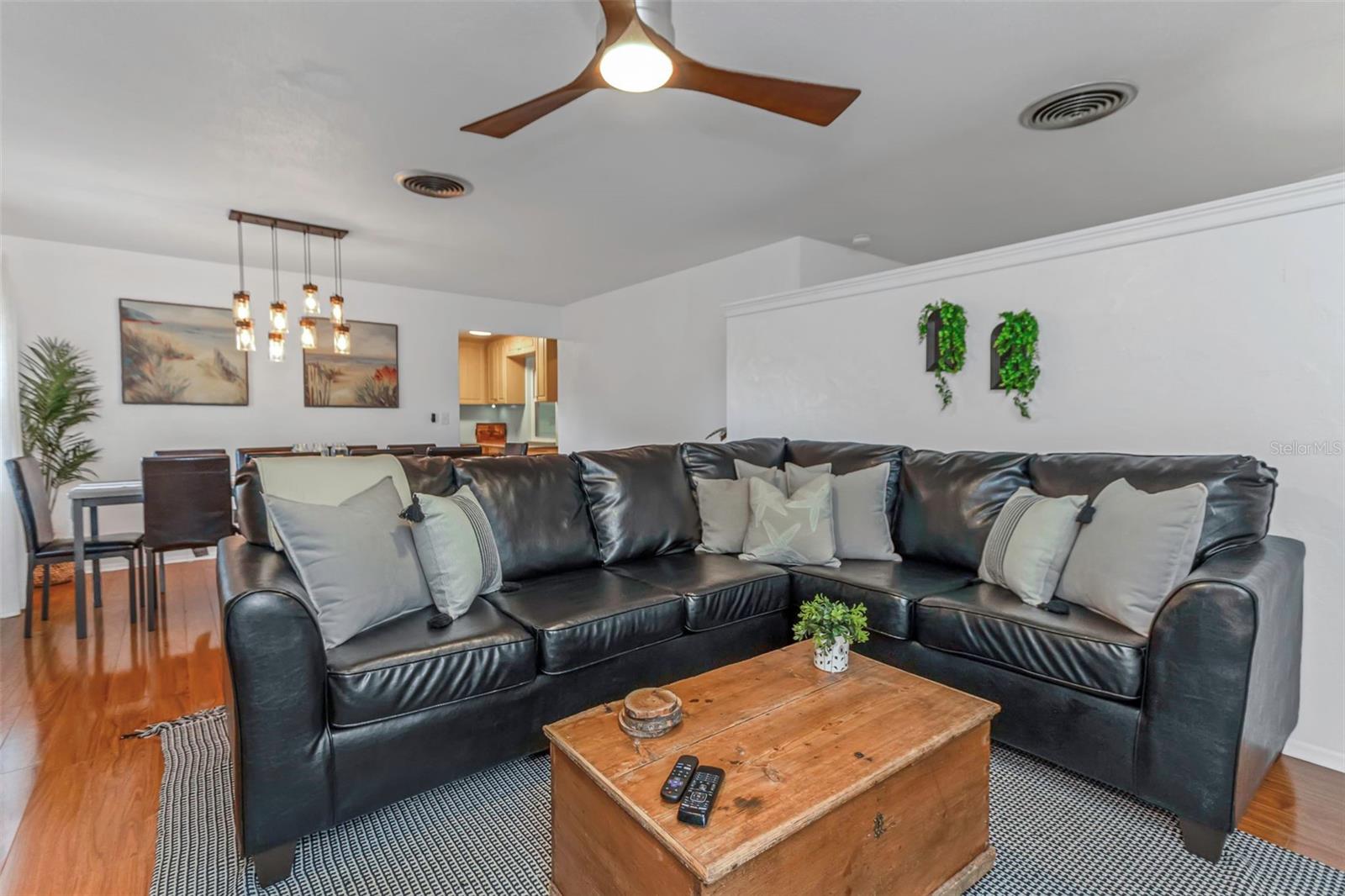 Listing photo id 5 for 11530 66th Avenue N