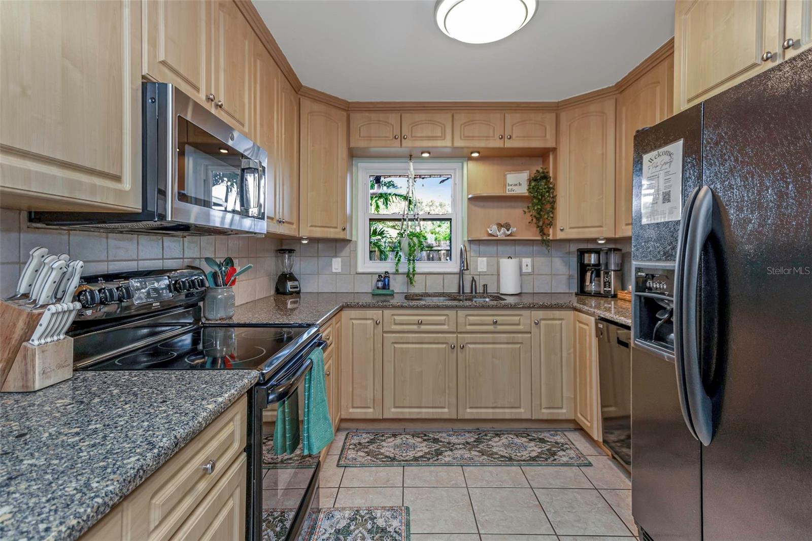 Listing photo id 7 for 11530 66th Avenue N