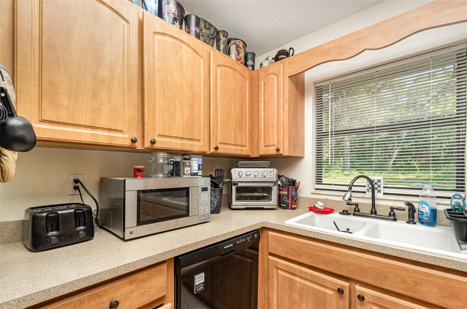 Image 6 of 13 For 468 Oakwood Avenue