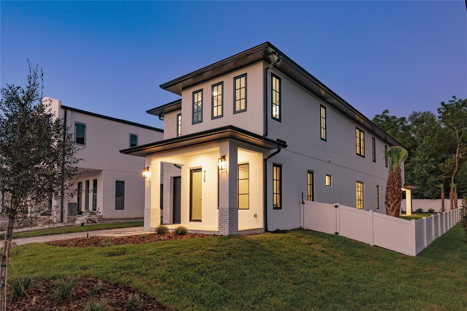 Details for 925 Lake Emerald Drive, ORLANDO, FL 32806