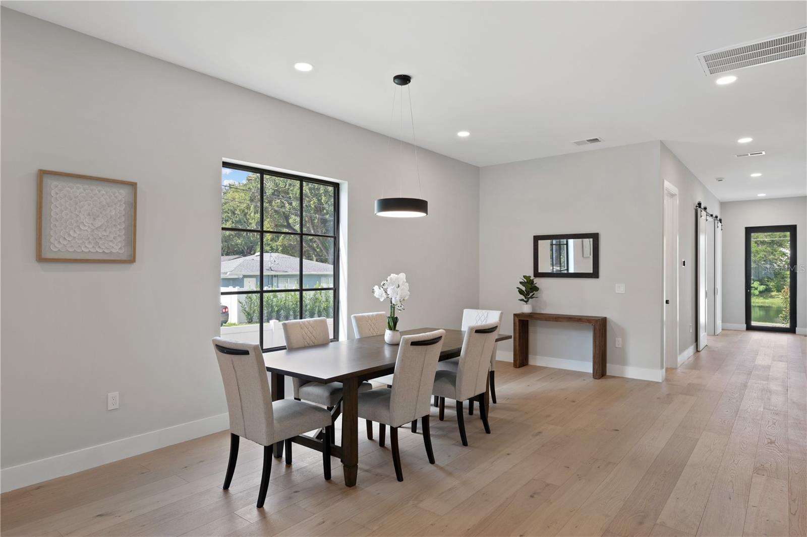 Image 15 of 52 For 925 Lake Emerald Drive