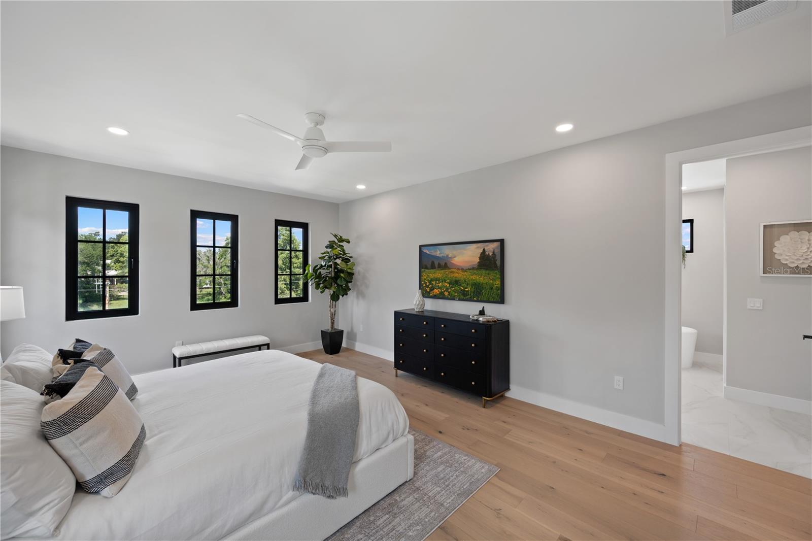 Image 17 of 52 For 925 Lake Emerald Drive