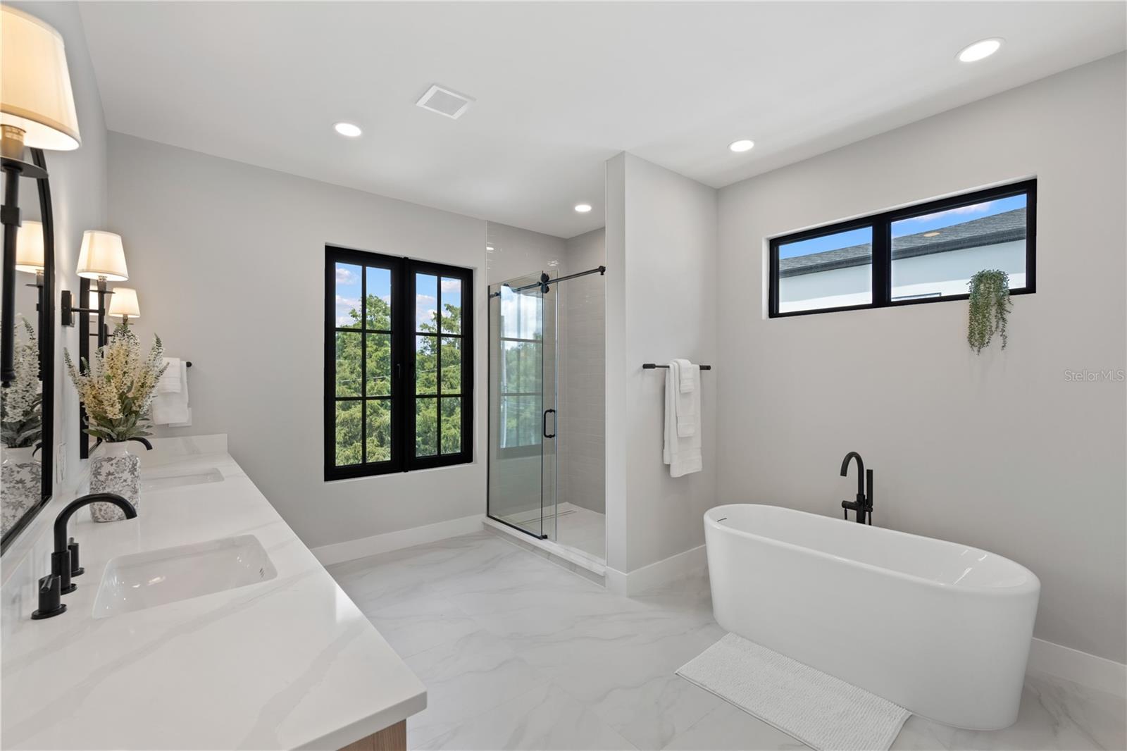 Image 18 of 52 For 925 Lake Emerald Drive