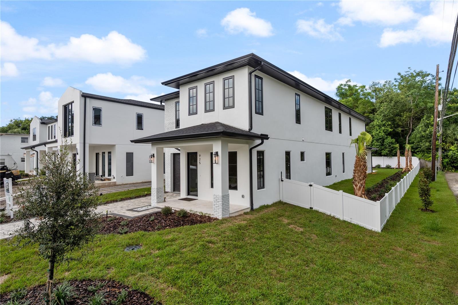 Image 2 of 52 For 925 Lake Emerald Drive