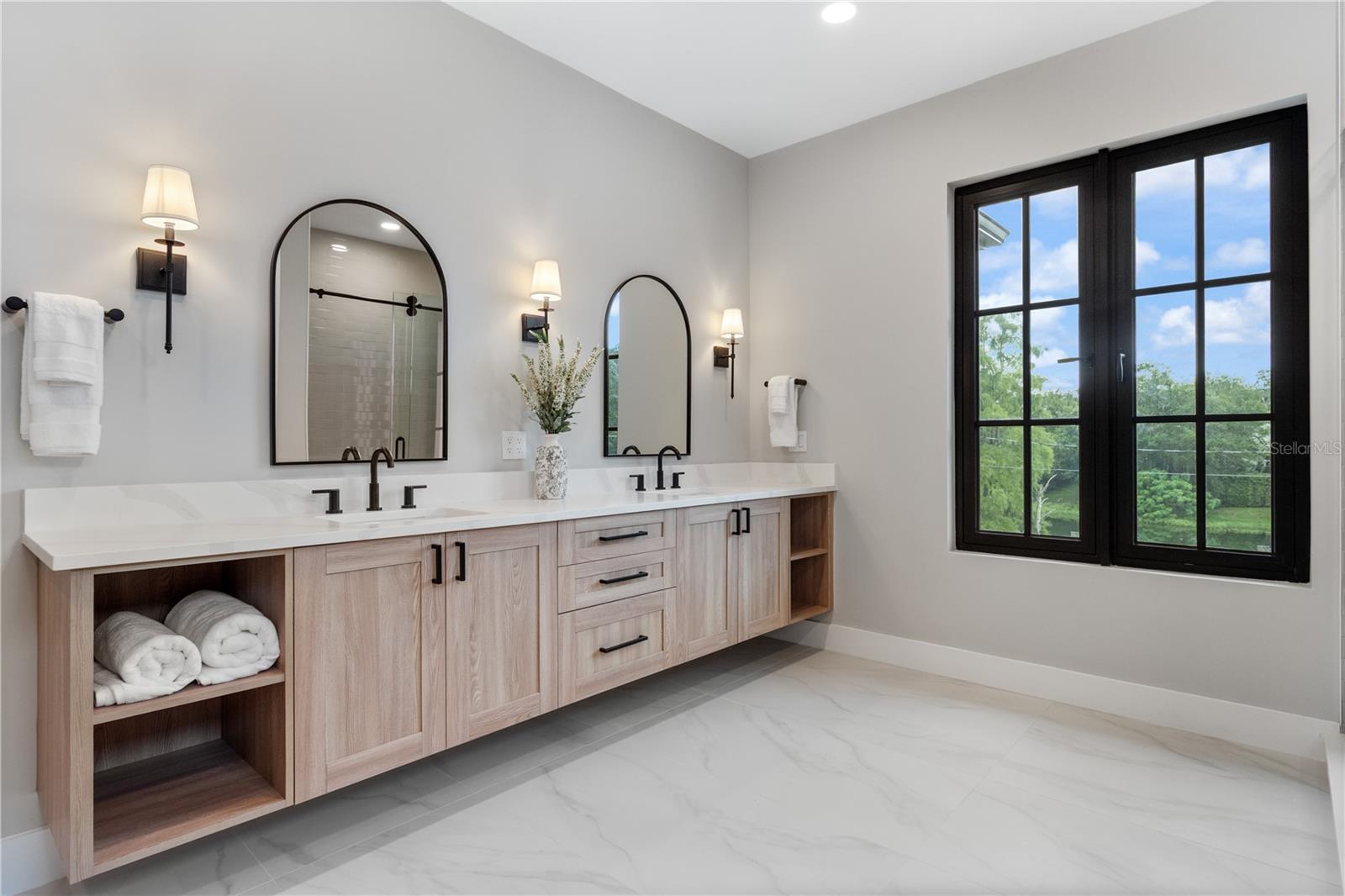 Image 20 of 52 For 925 Lake Emerald Drive