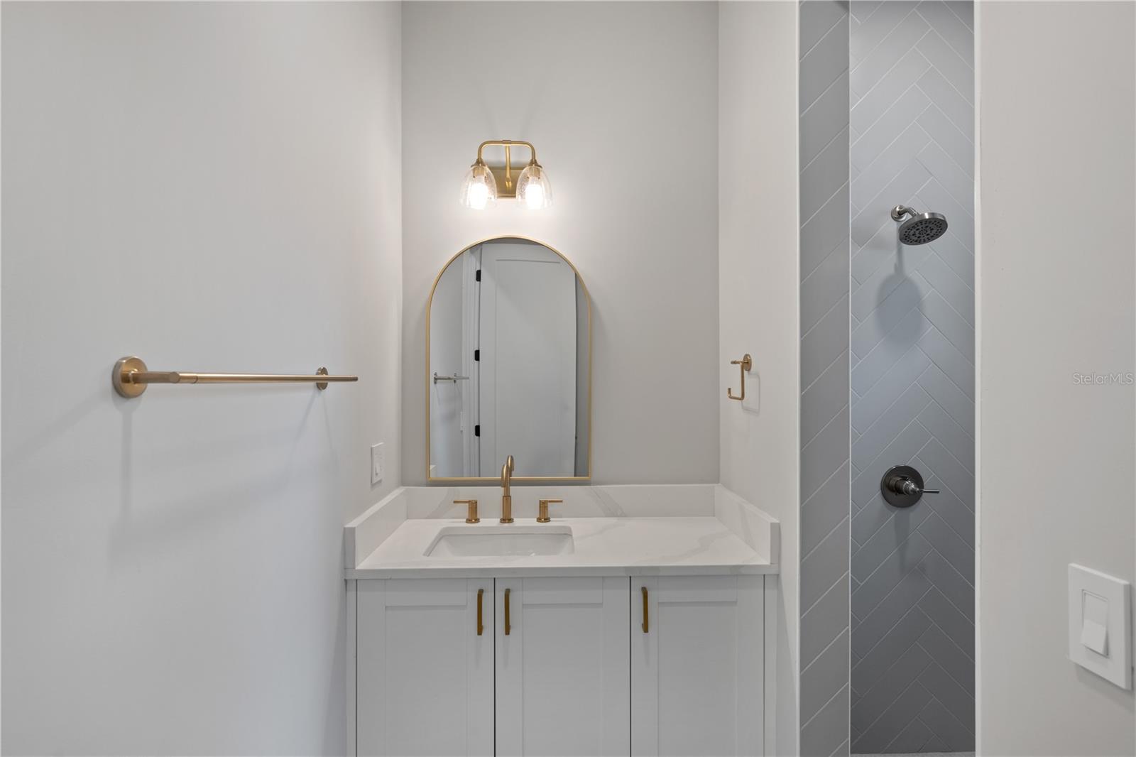 Image 33 of 52 For 925 Lake Emerald Drive