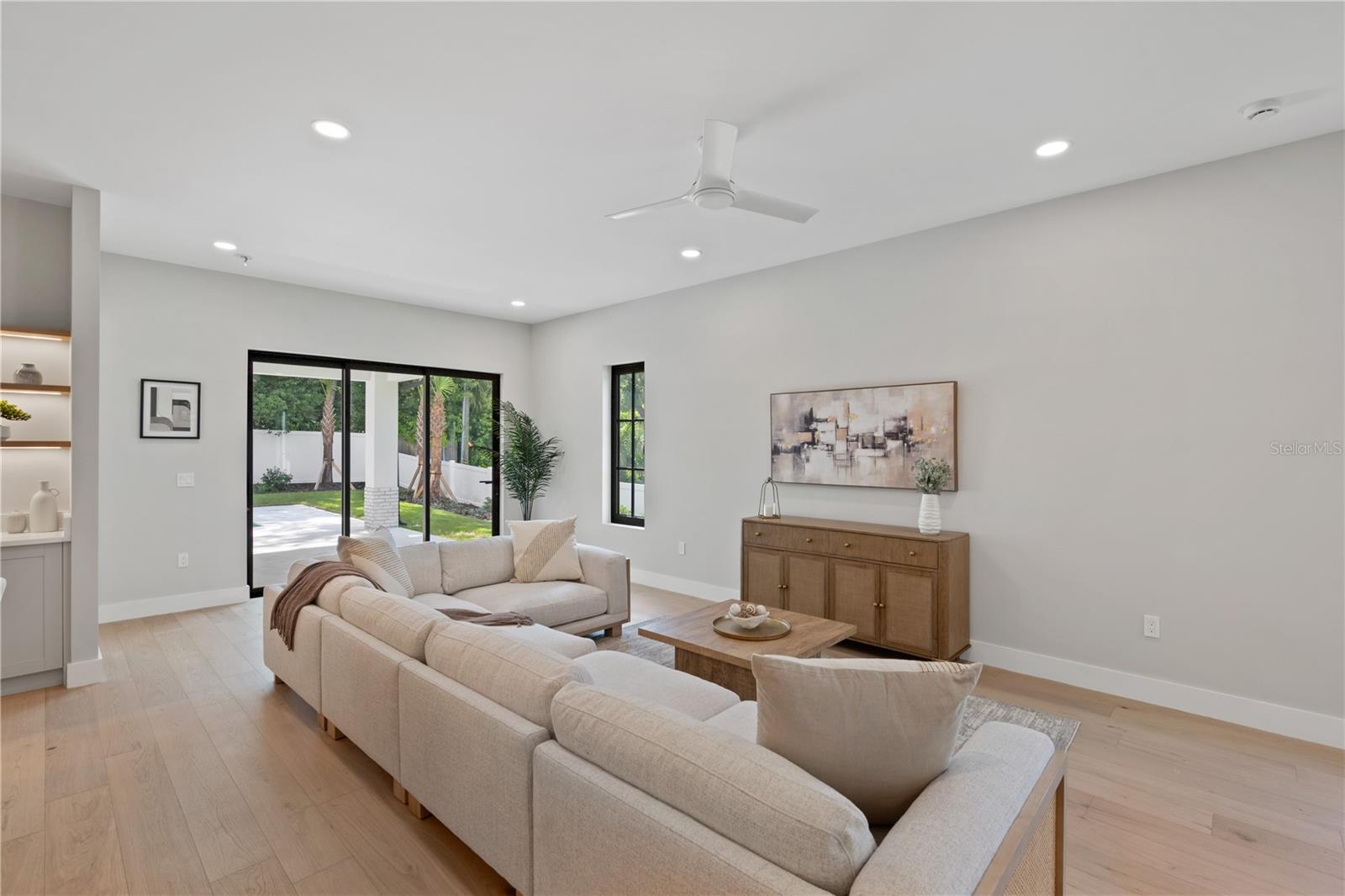 Image 7 of 52 For 925 Lake Emerald Drive