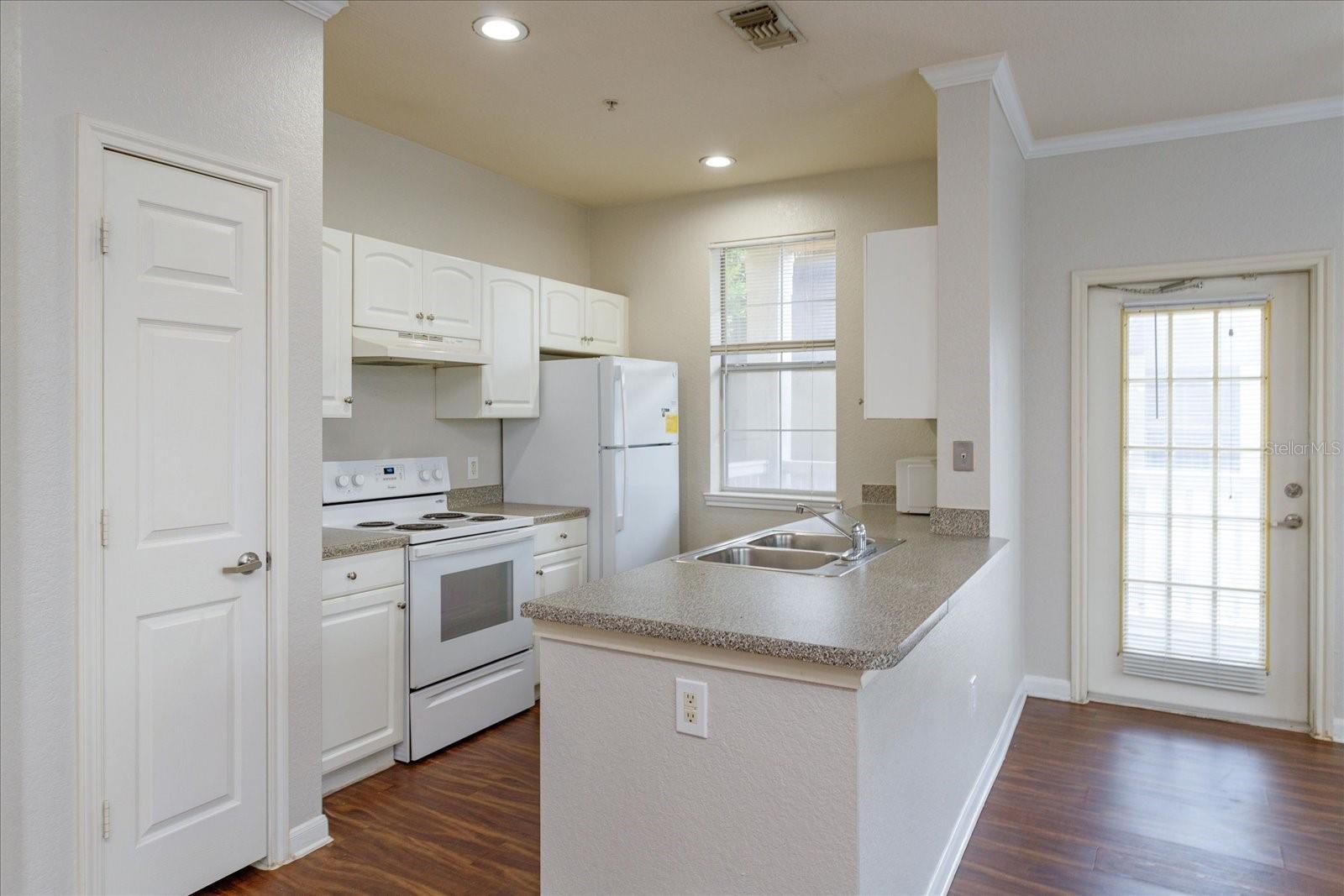 Image 10 of 26 For 860 Orange Avenue 262