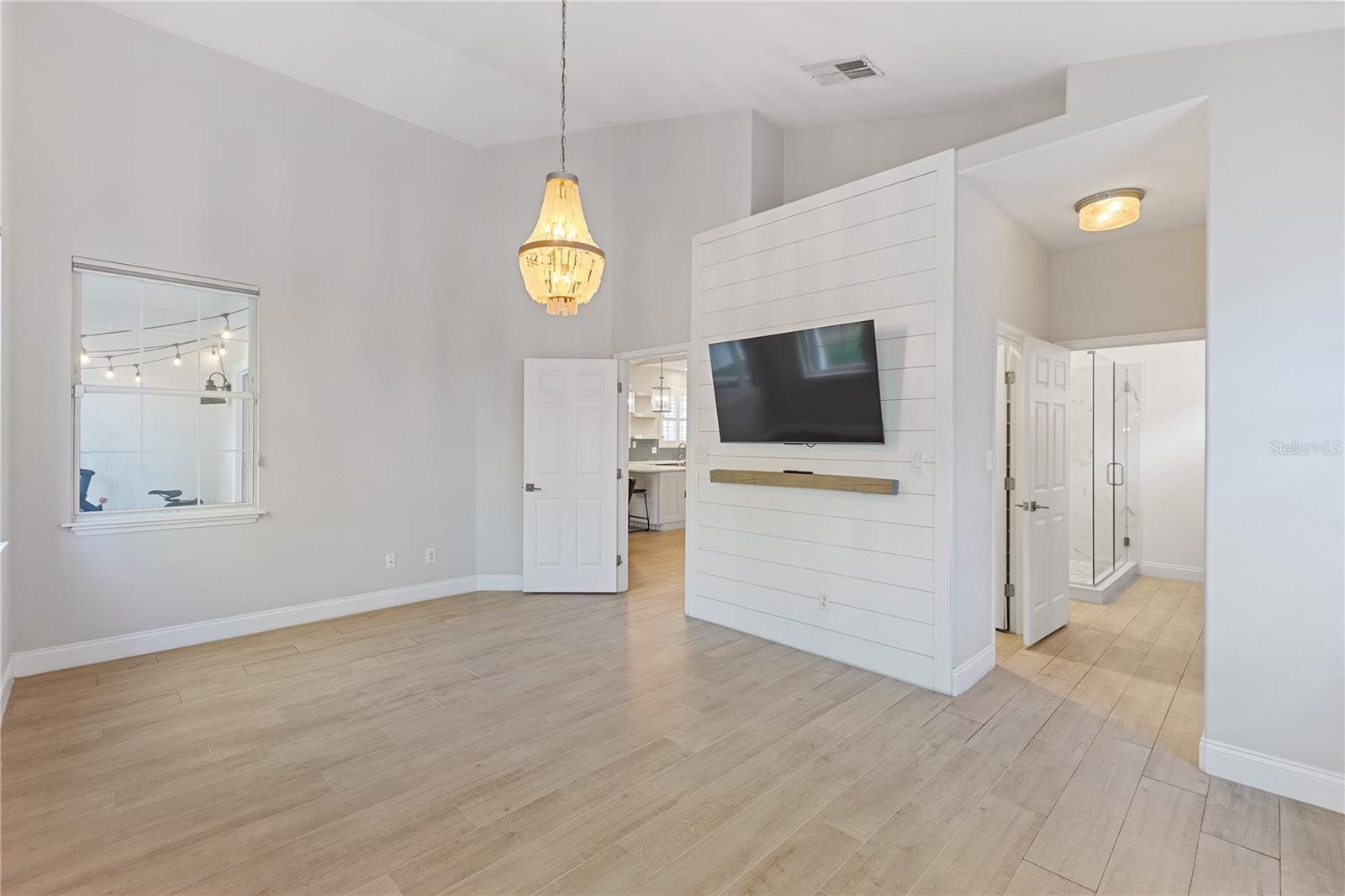 Image 16 of 27 For 8407 Foxworth Circle 15