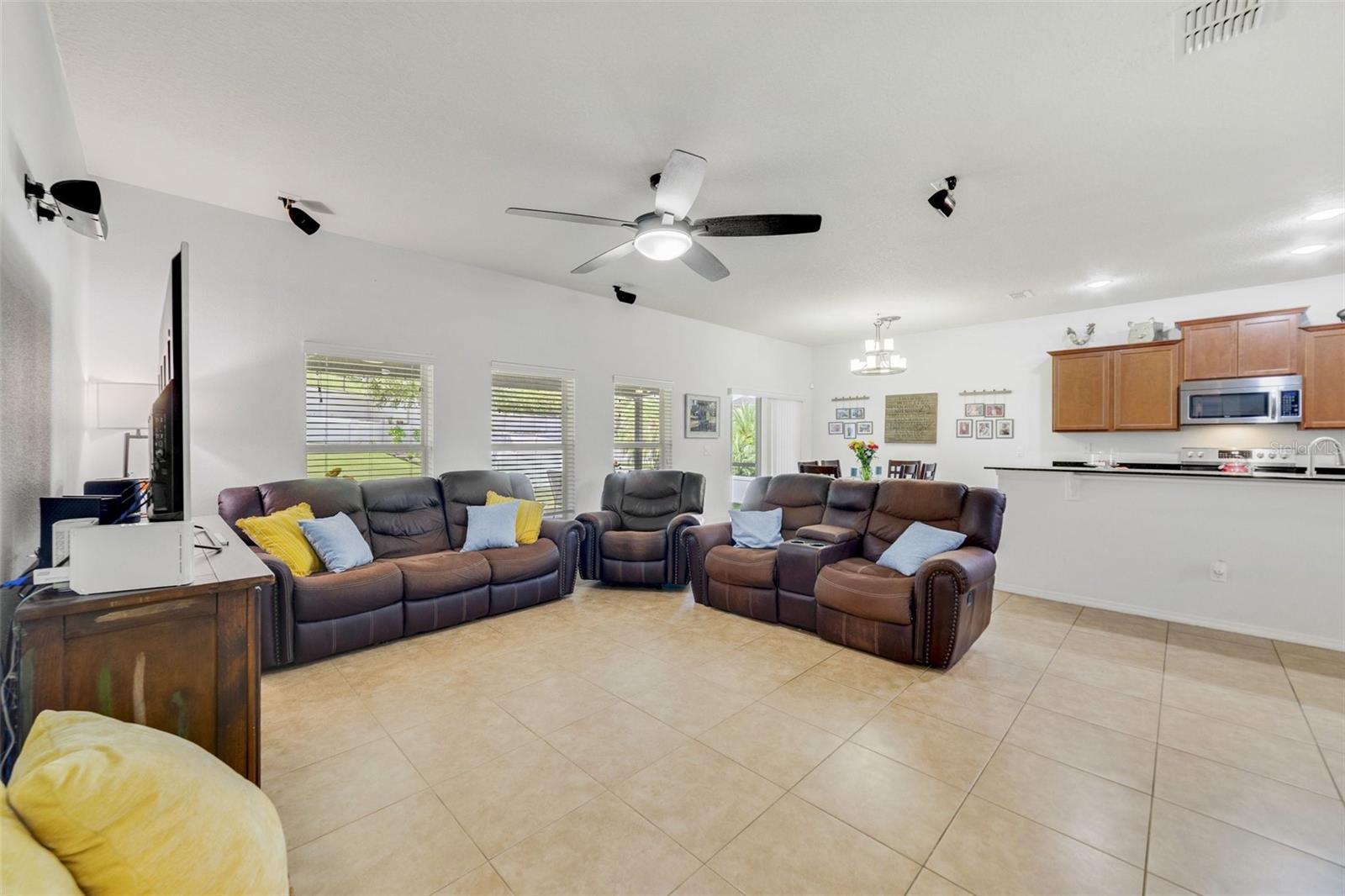 Image 13 of 47 For 352 Giovani Boulevard