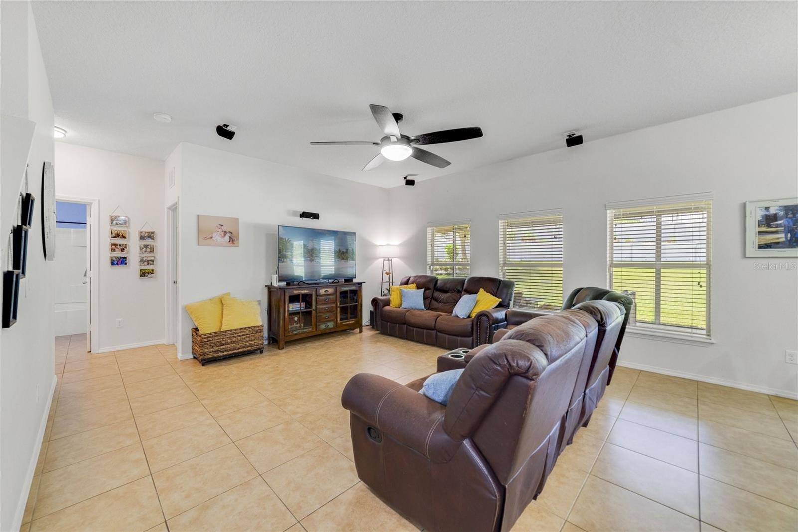 Image 14 of 47 For 352 Giovani Boulevard