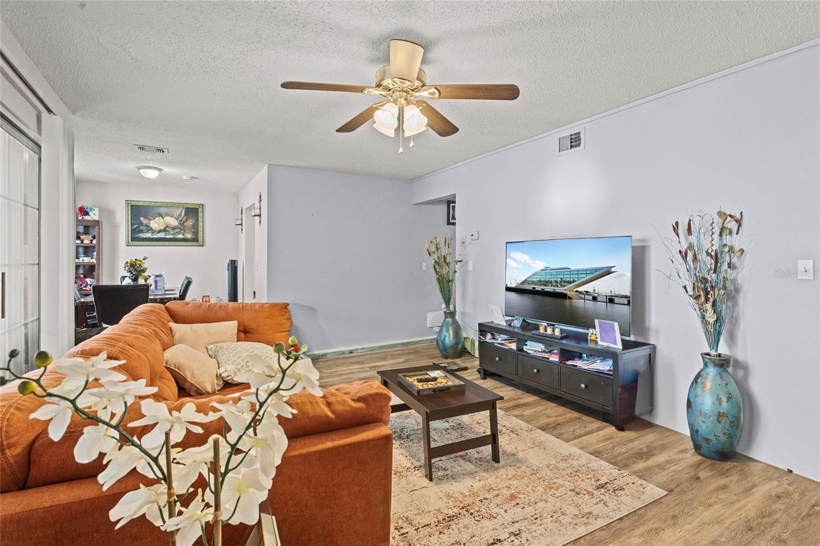 Image 13 of 32 For 3946 Versailles Drive 3946b
