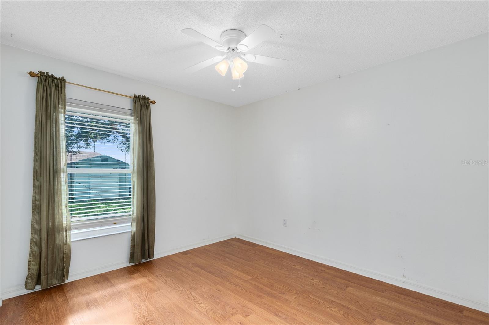 Image 18 of 34 For 204 Grovepark Drive