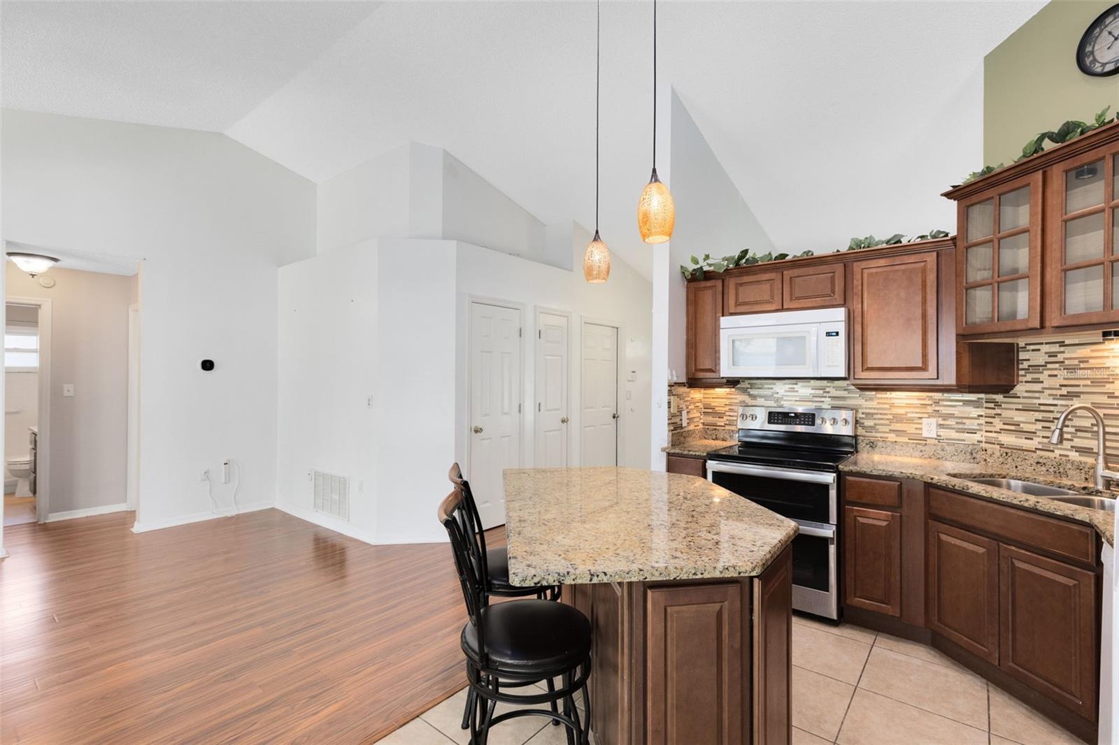 Image 9 of 34 For 204 Grovepark Drive