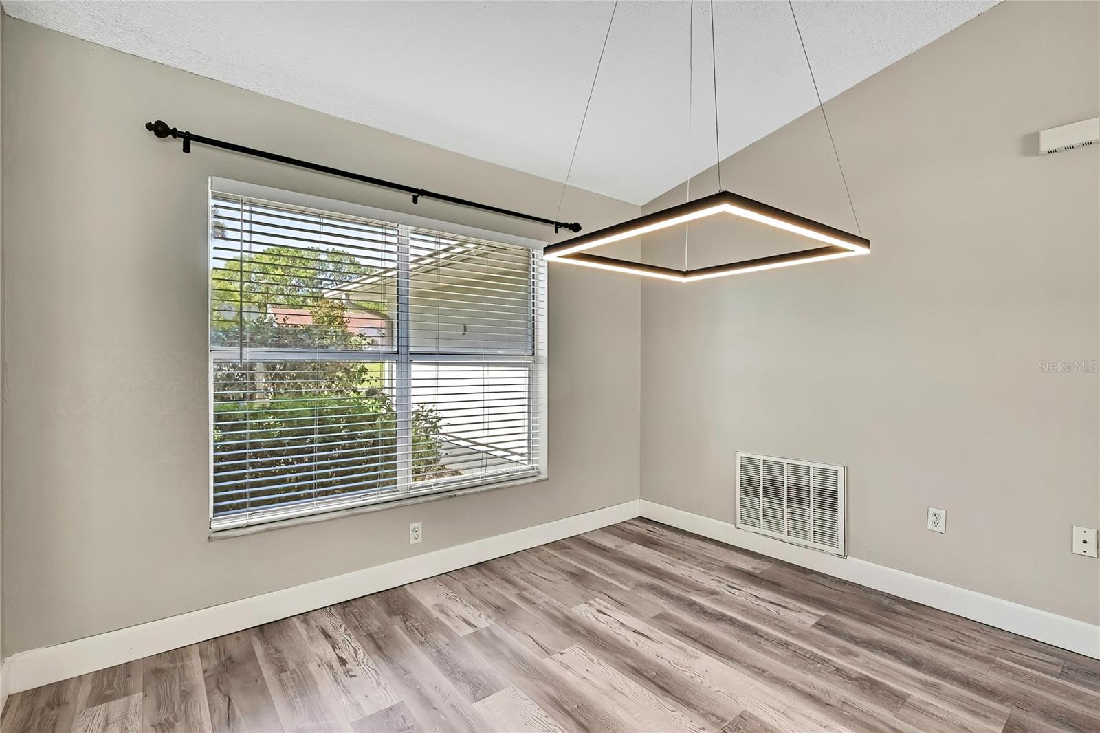 Image 12 of 72 For 13295 Don Loop
