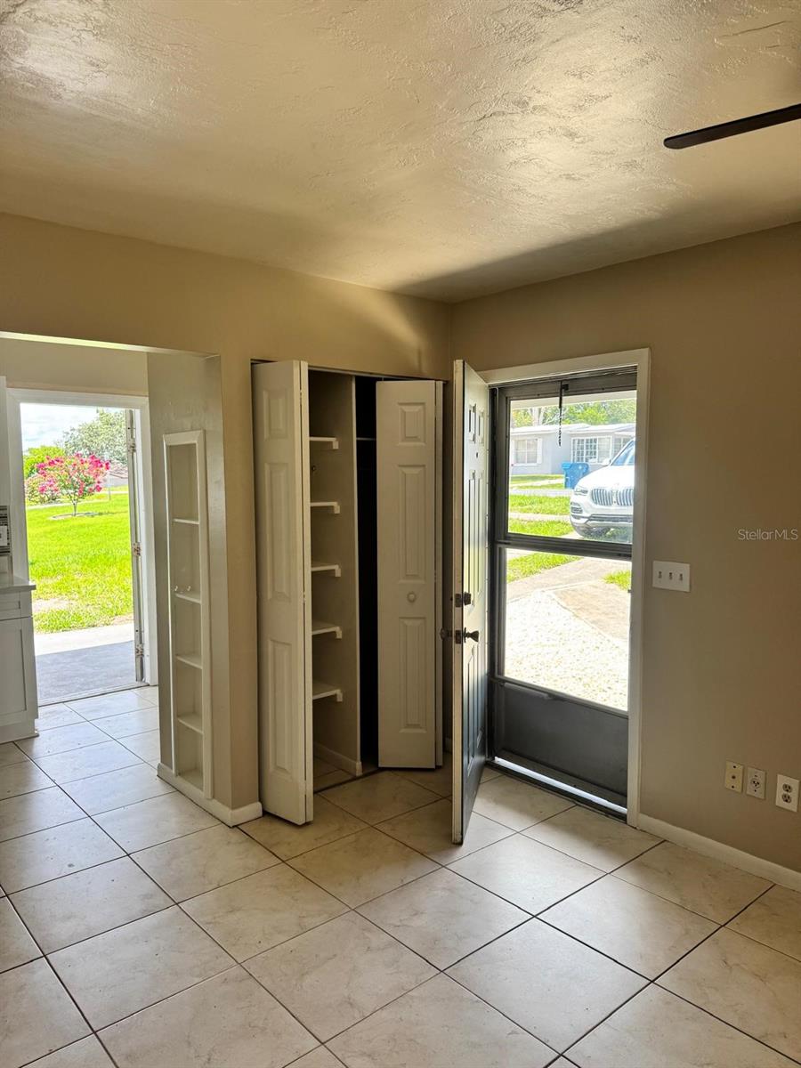 Listing photo id 2 for 7103 Fireside Street