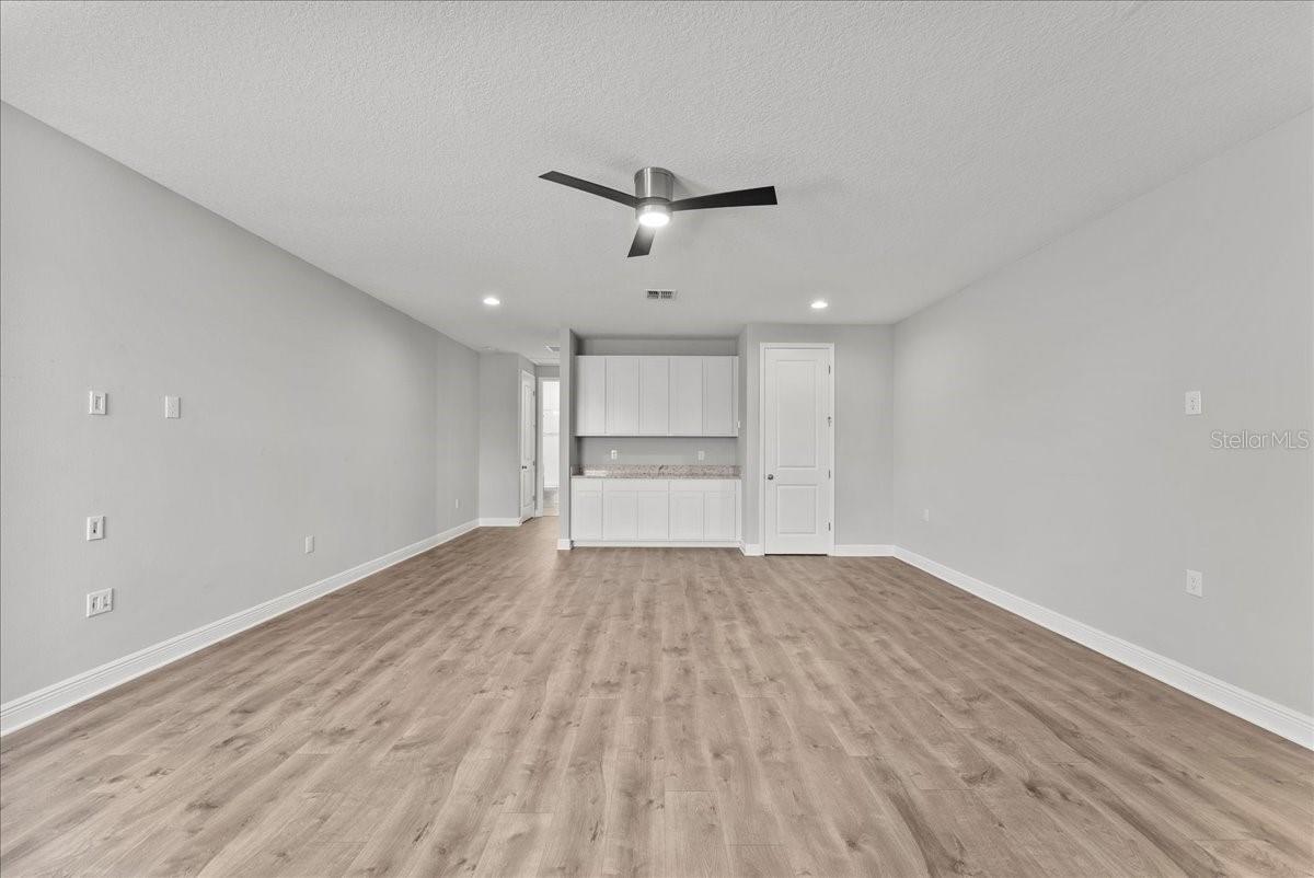 Image 21 of 48 For 19105 Planetree Street