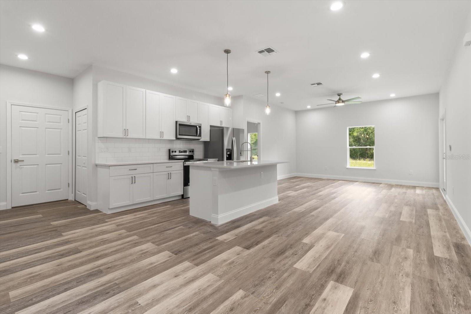 Listing photo id 15 for 2611 Royal Palm Drive