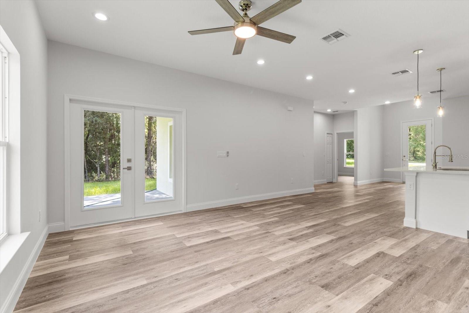 Listing photo id 17 for 2611 Royal Palm Drive