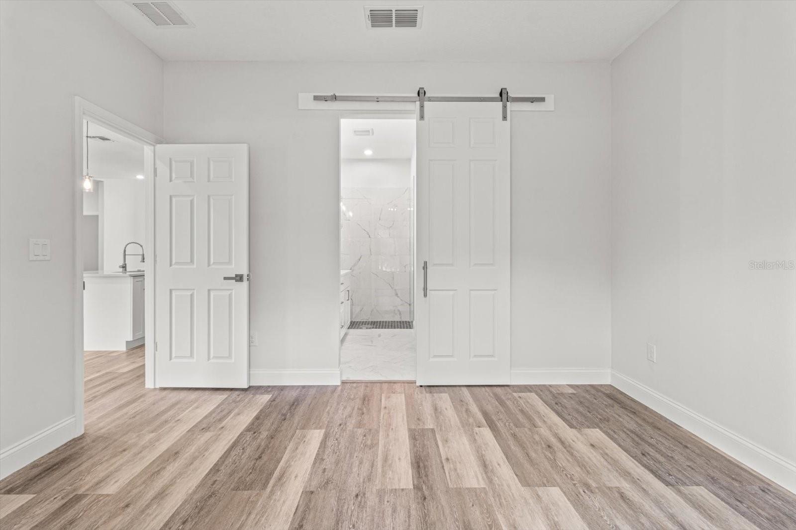 Listing photo id 27 for 2611 Royal Palm Drive