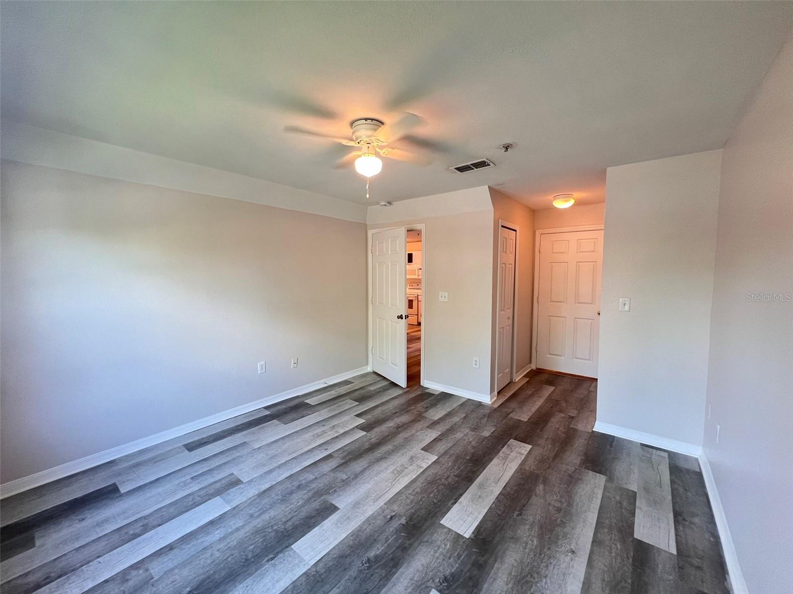 Image 12 of 21 For 5451 Vineland Road 2214