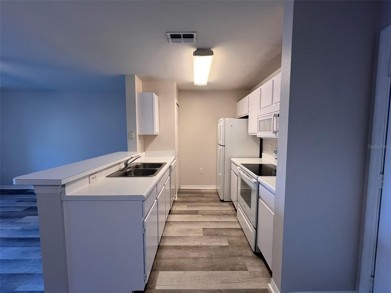 Image 3 of 21 For 5451 Vineland Road 2214
