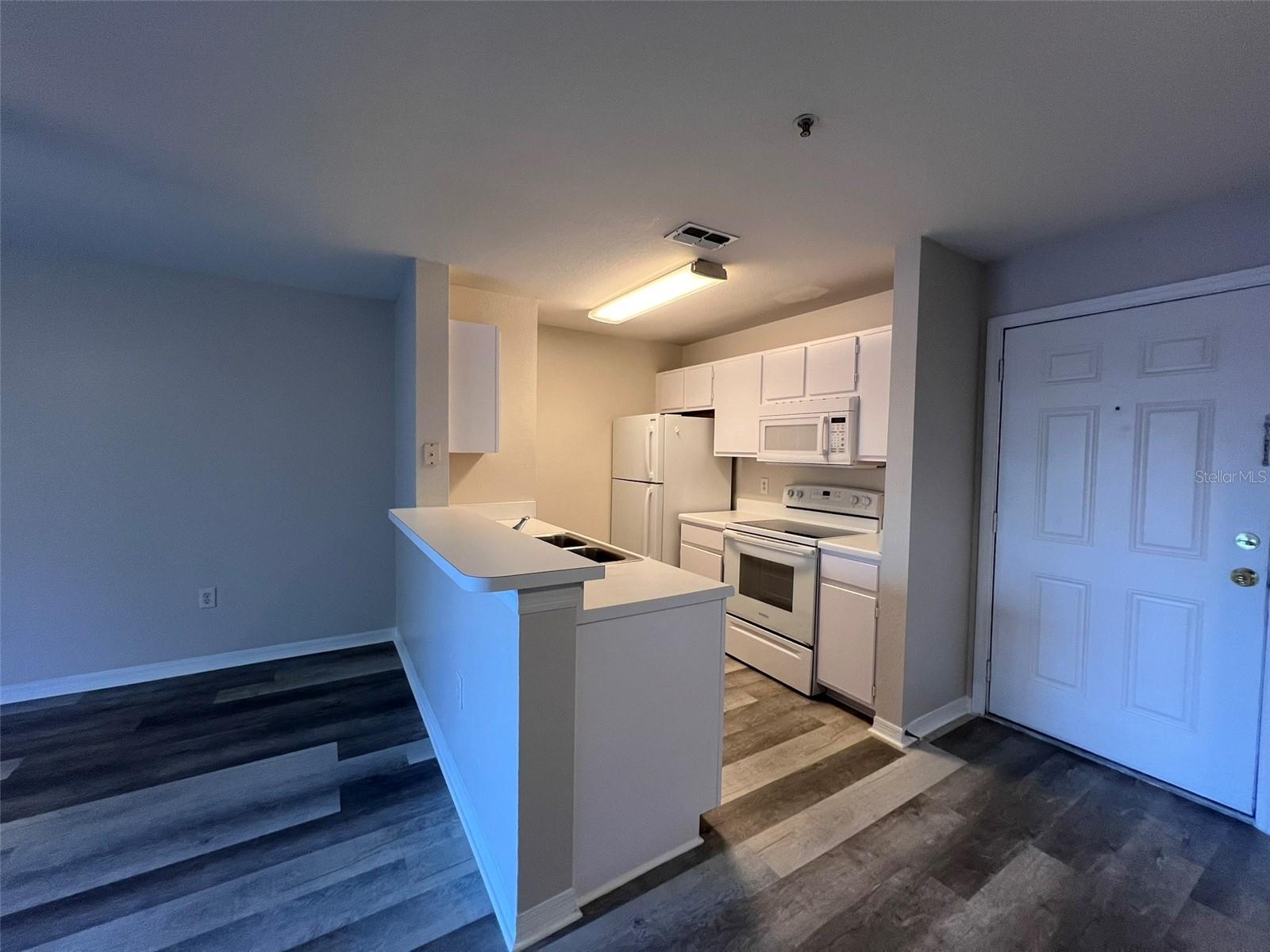 Image 4 of 21 For 5451 Vineland Road 2214