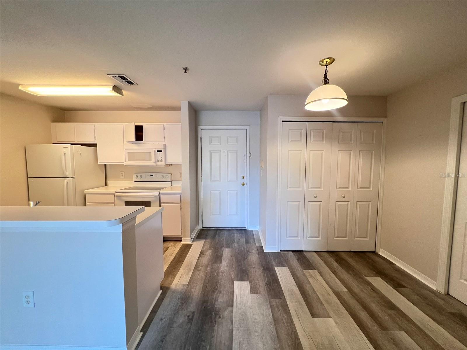 Image 6 of 21 For 5451 Vineland Road 2214