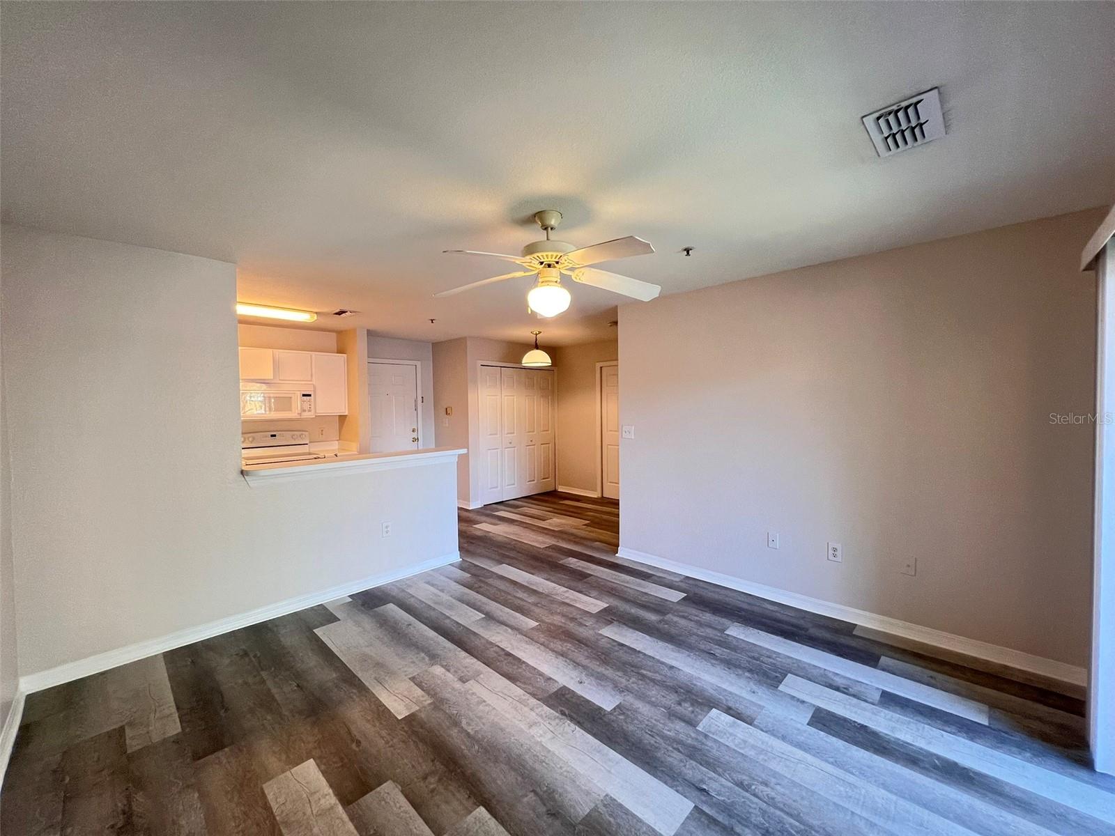 Image 7 of 21 For 5451 Vineland Road 2214