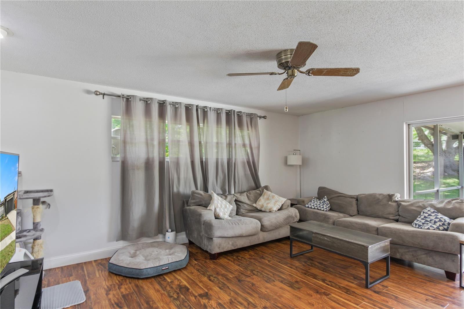 Image 23 of 43 For 607 Green Briar Boulevard