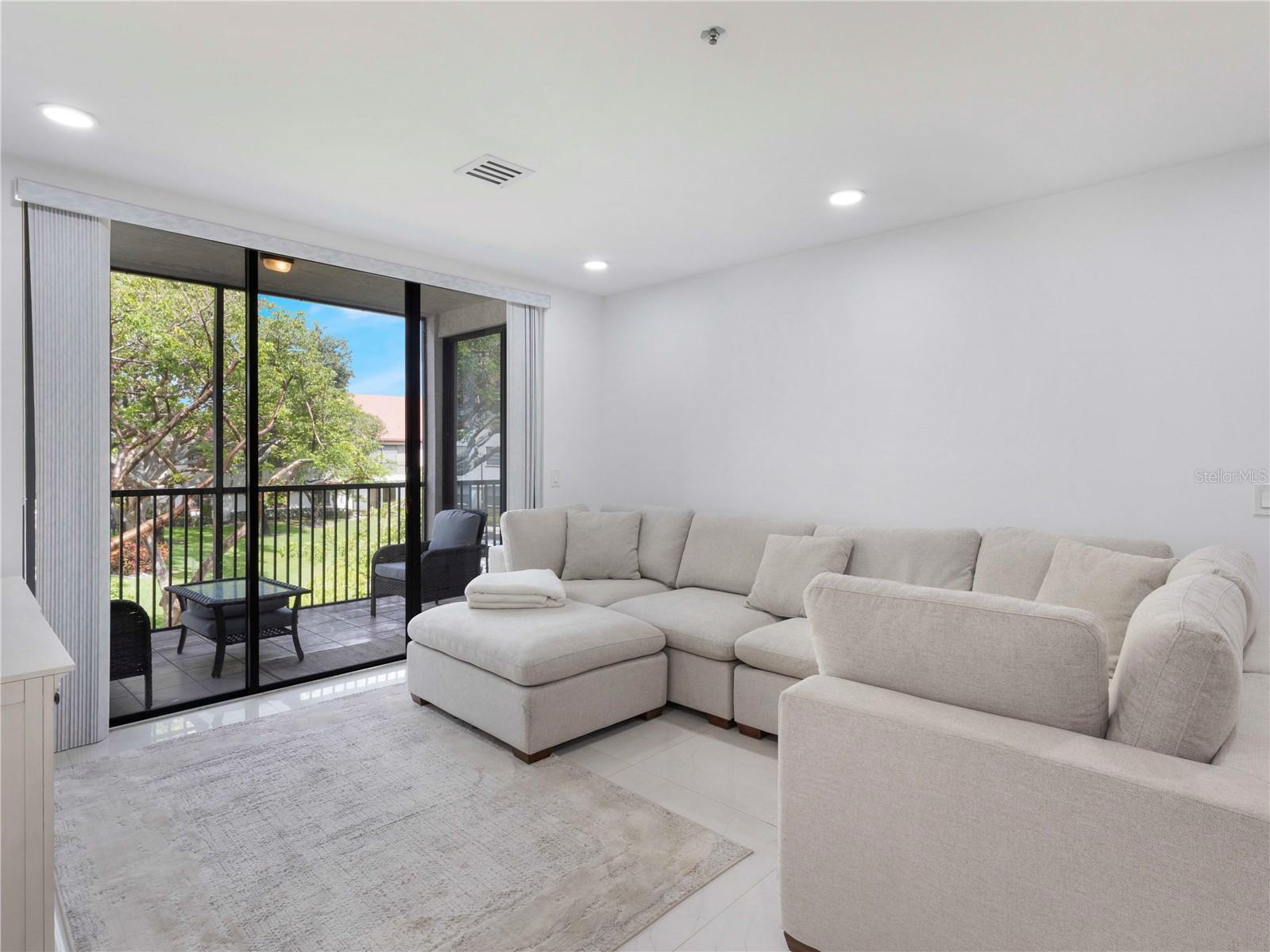 Image 15 of 38 For 5157 Floria Way J