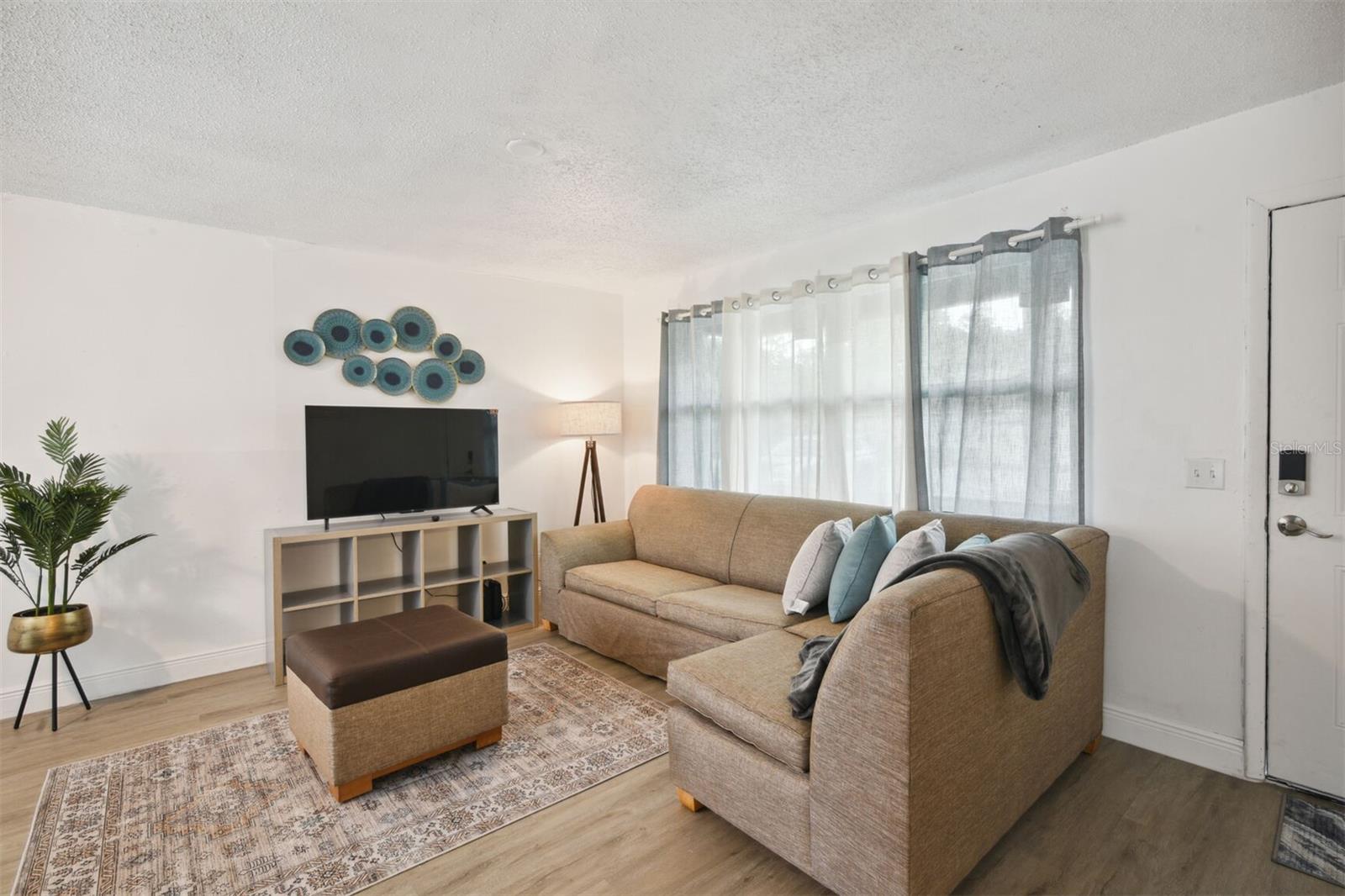 Image 2 of 20 For 1024 Manor Drive Unit B