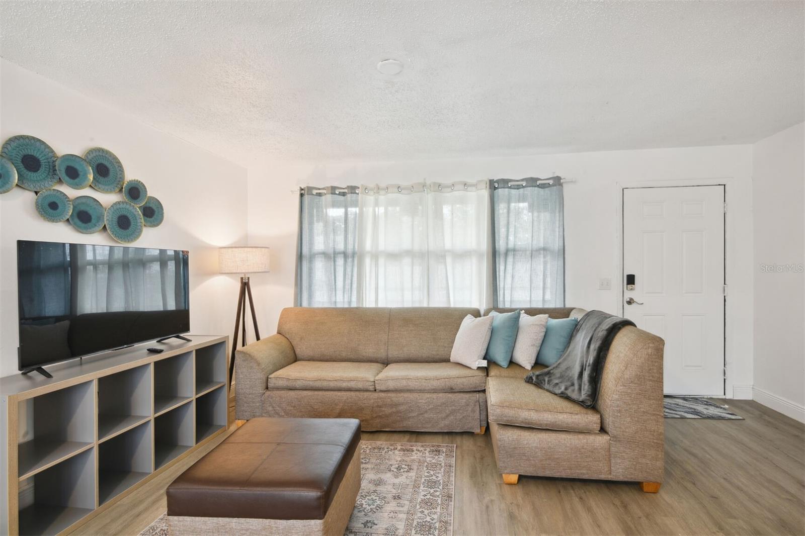 Image 3 of 20 For 1024 Manor Drive Unit B