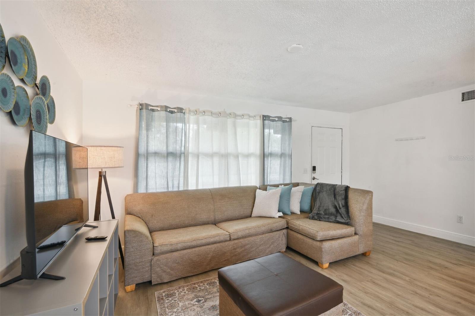Image 4 of 20 For 1024 Manor Drive Unit B
