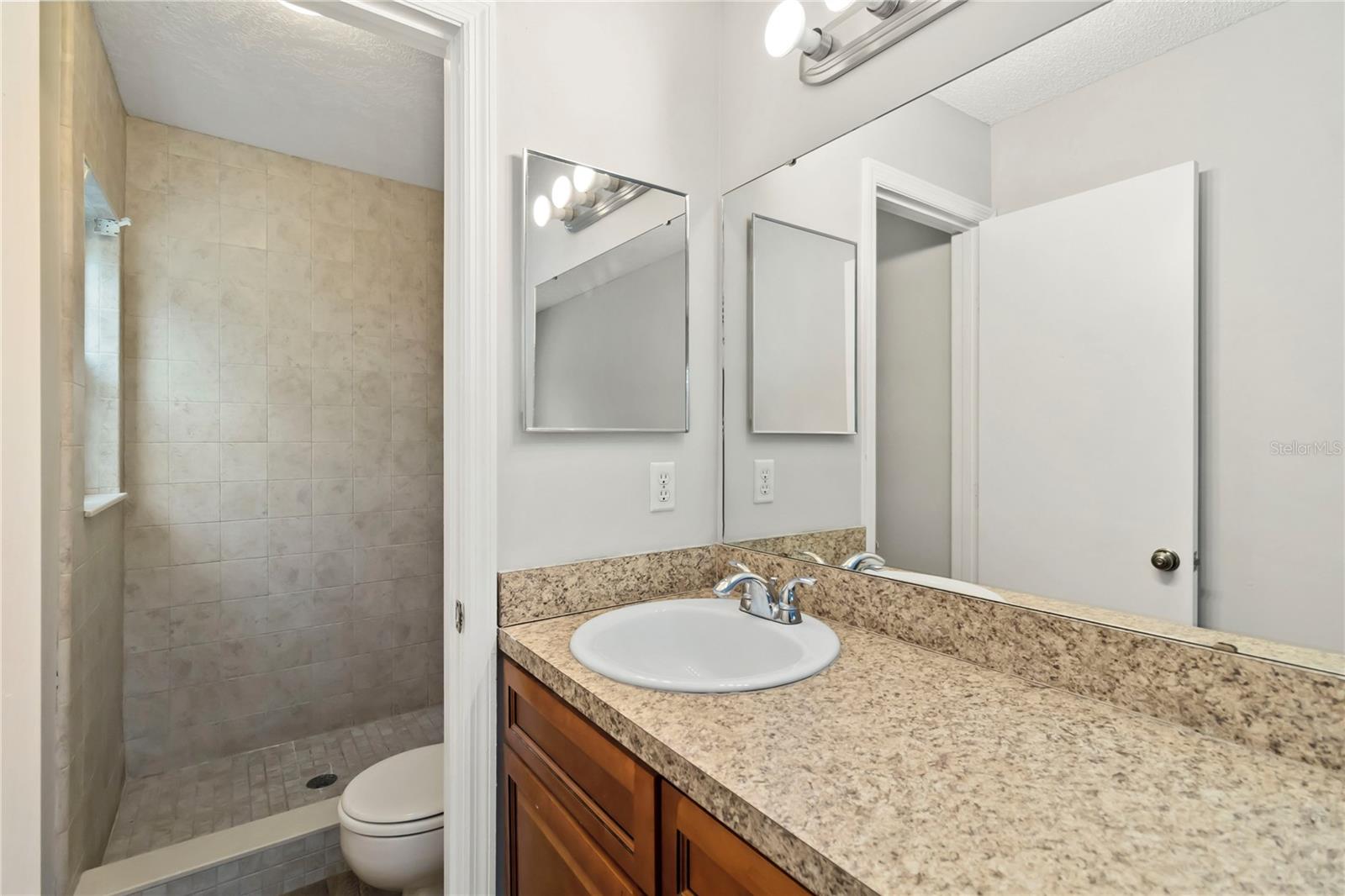 Image 18 of 28 For 4447 Brook Hollow Circle