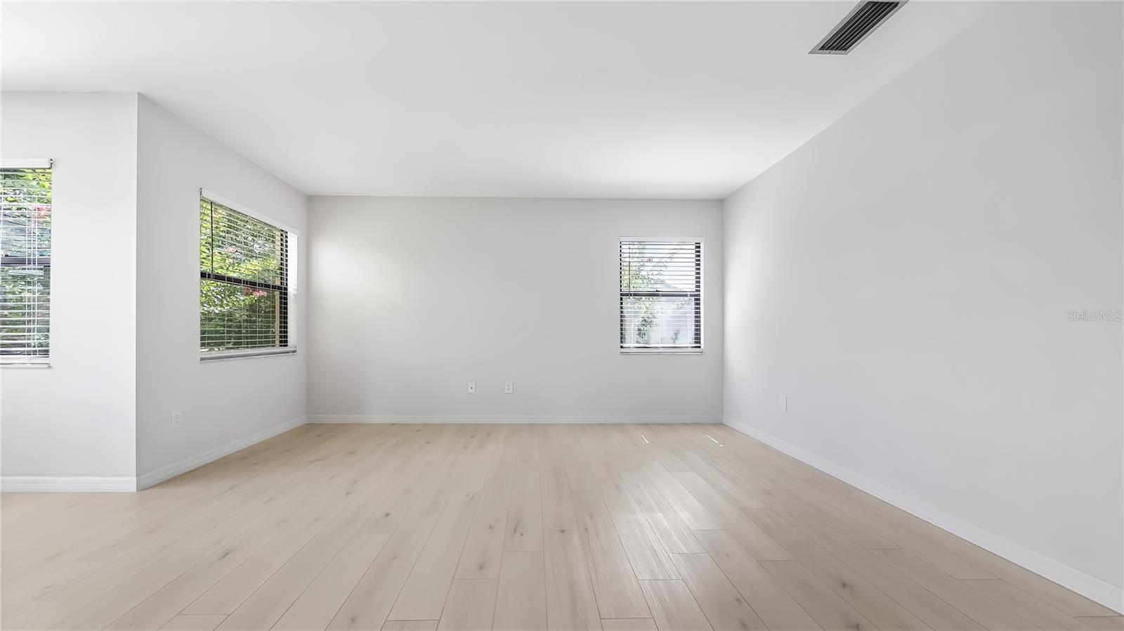 Image 12 of 50 For 7237 Woodville Crescent