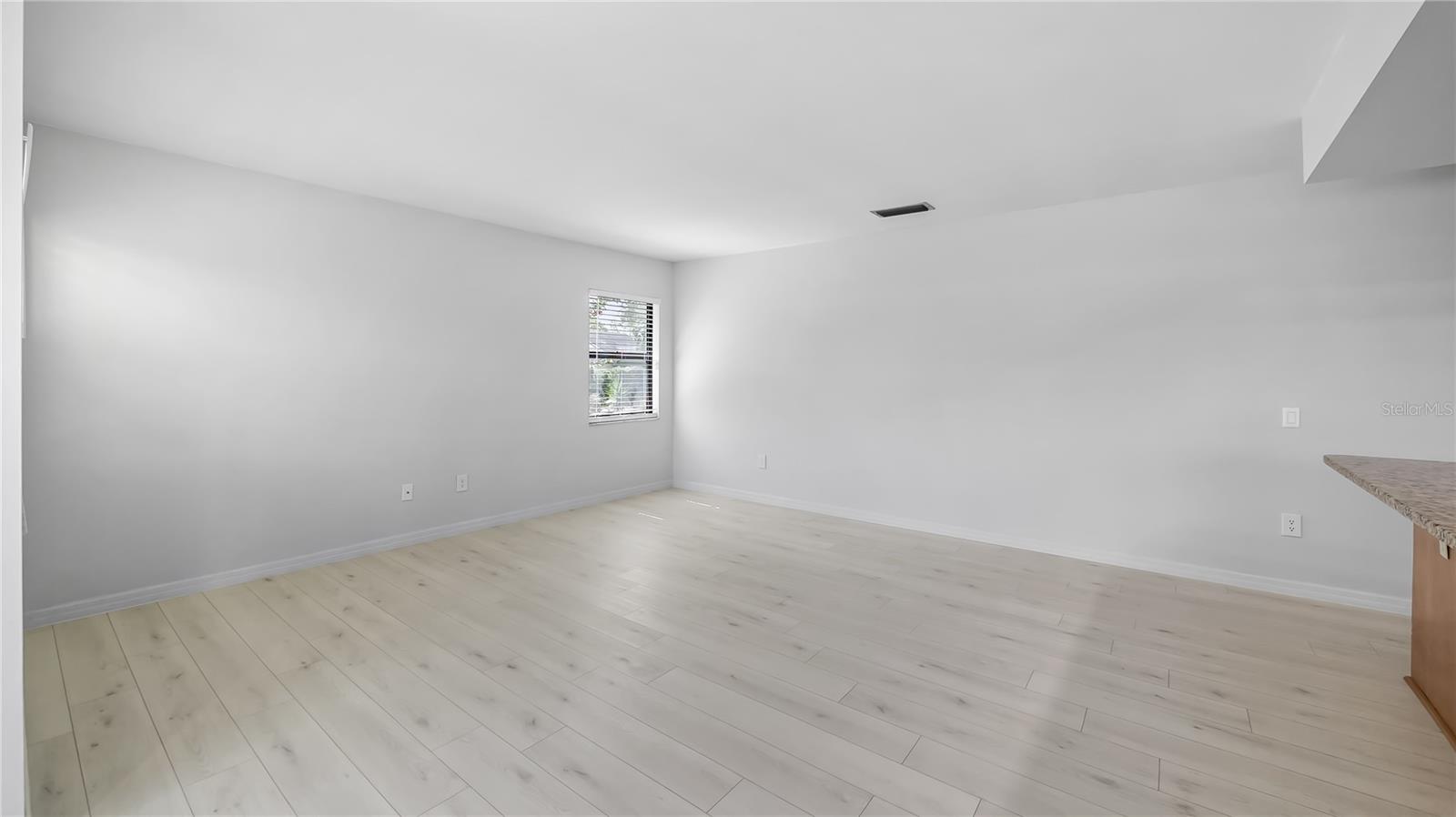 Image 13 of 50 For 7237 Woodville Crescent