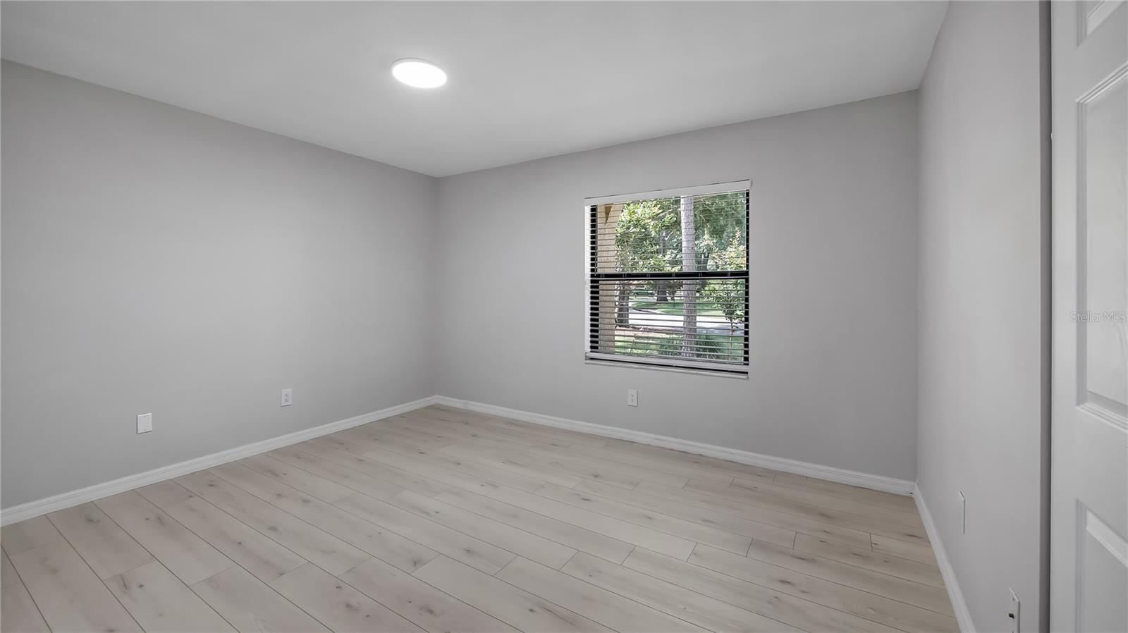 Image 27 of 50 For 7237 Woodville Crescent