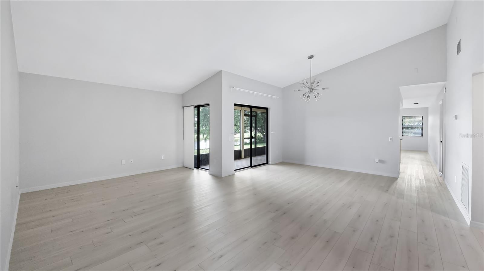 Image 4 of 50 For 7237 Woodville Crescent