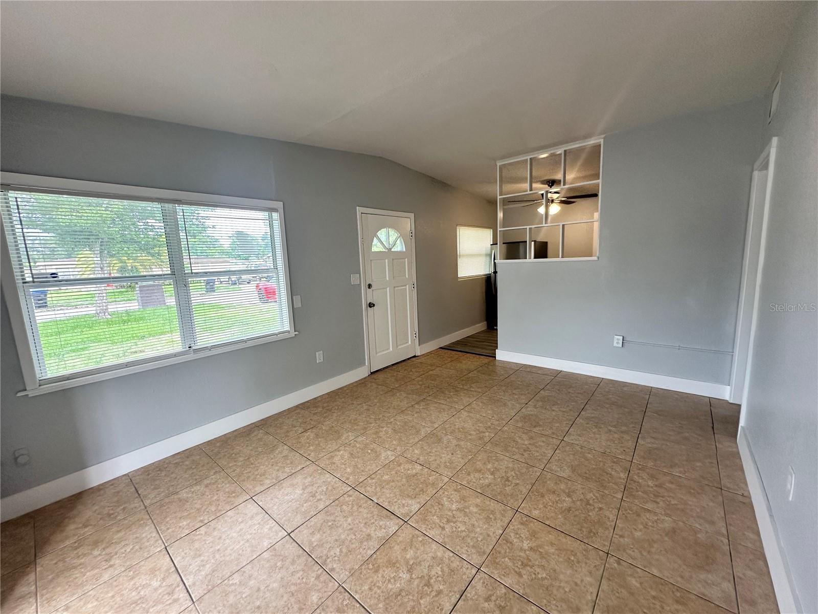 Image 3 of 15 For 1507 Queensway Road