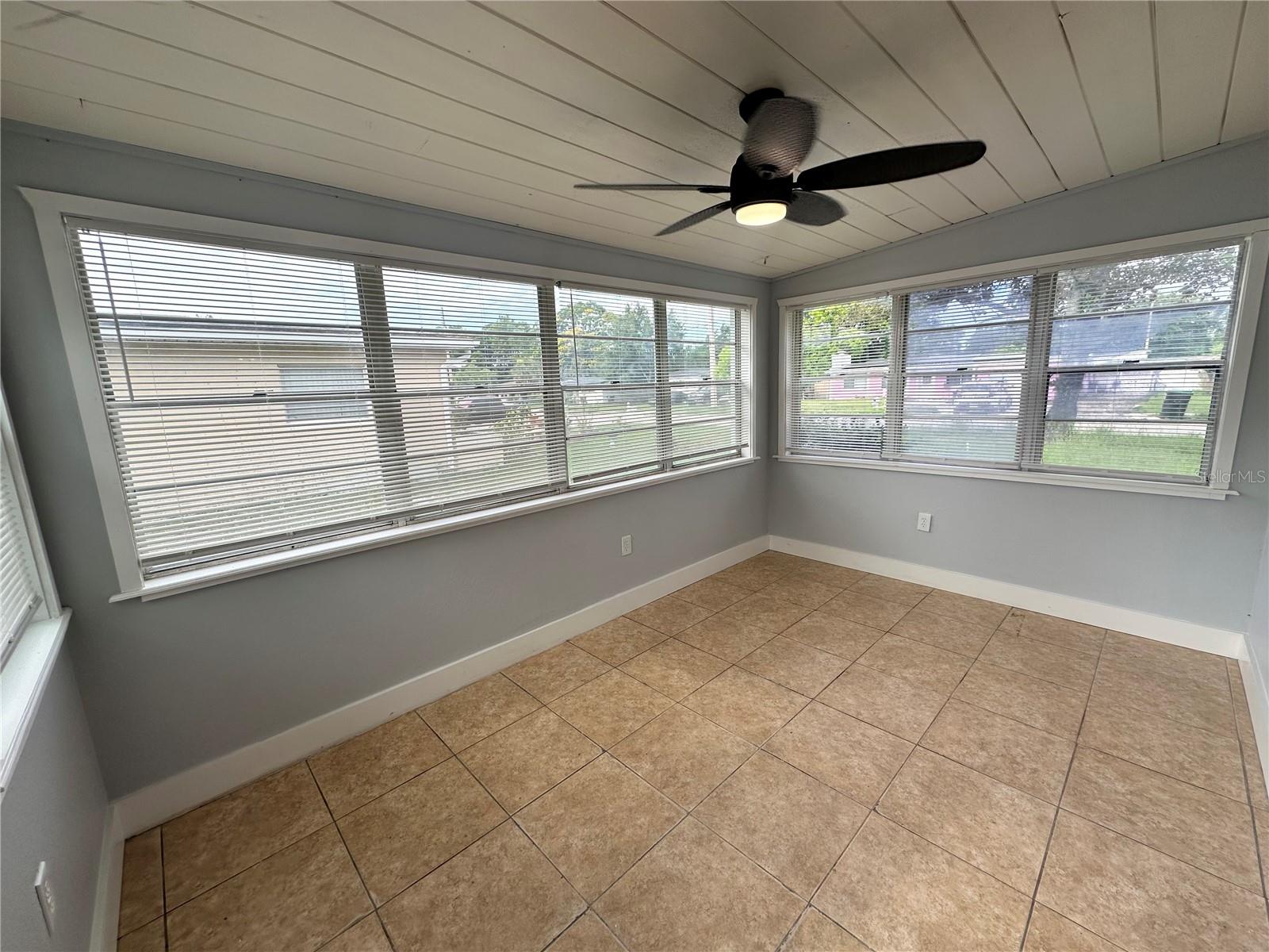 Image 4 of 15 For 1507 Queensway Road