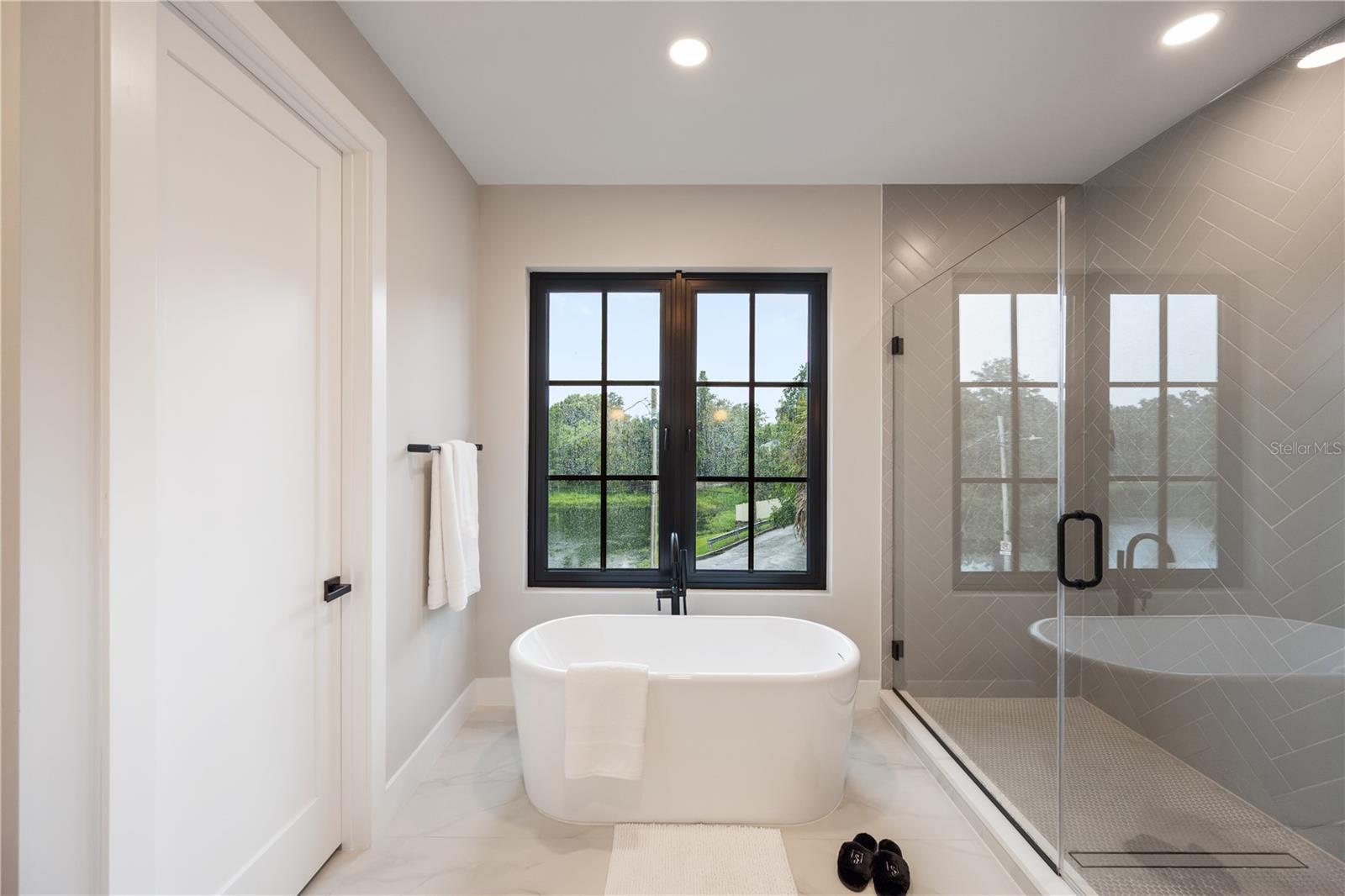 Image 18 of 41 For 917 Lake Emerald Drive