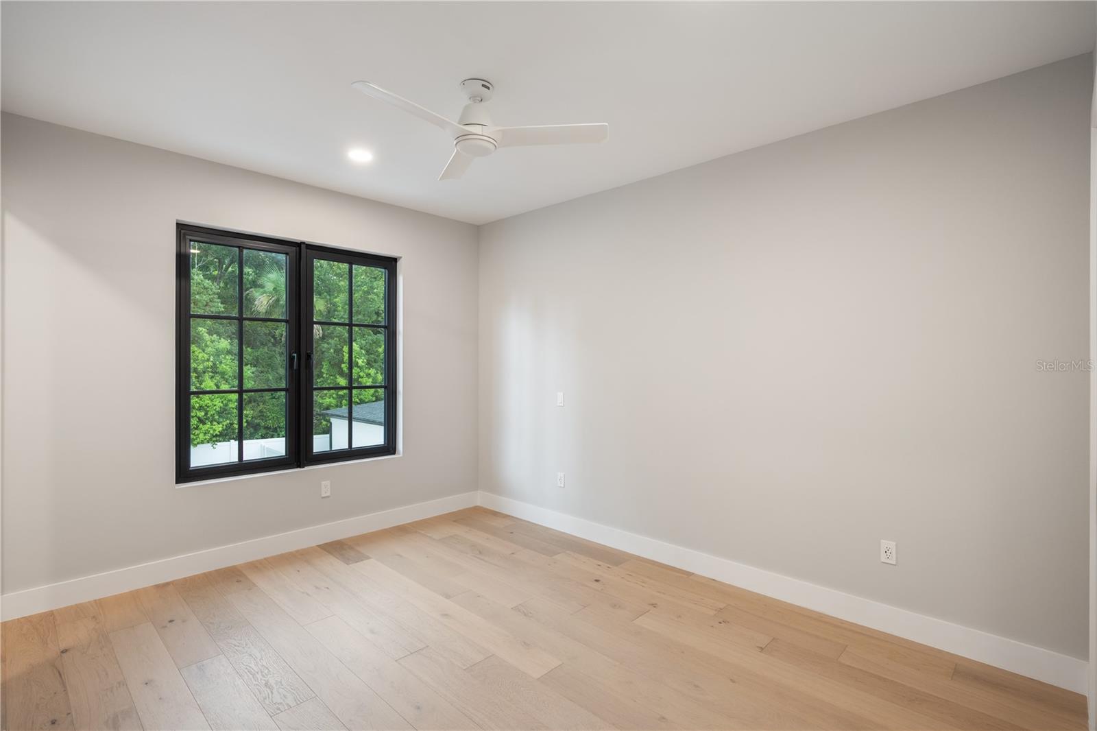 Image 22 of 41 For 917 Lake Emerald Drive