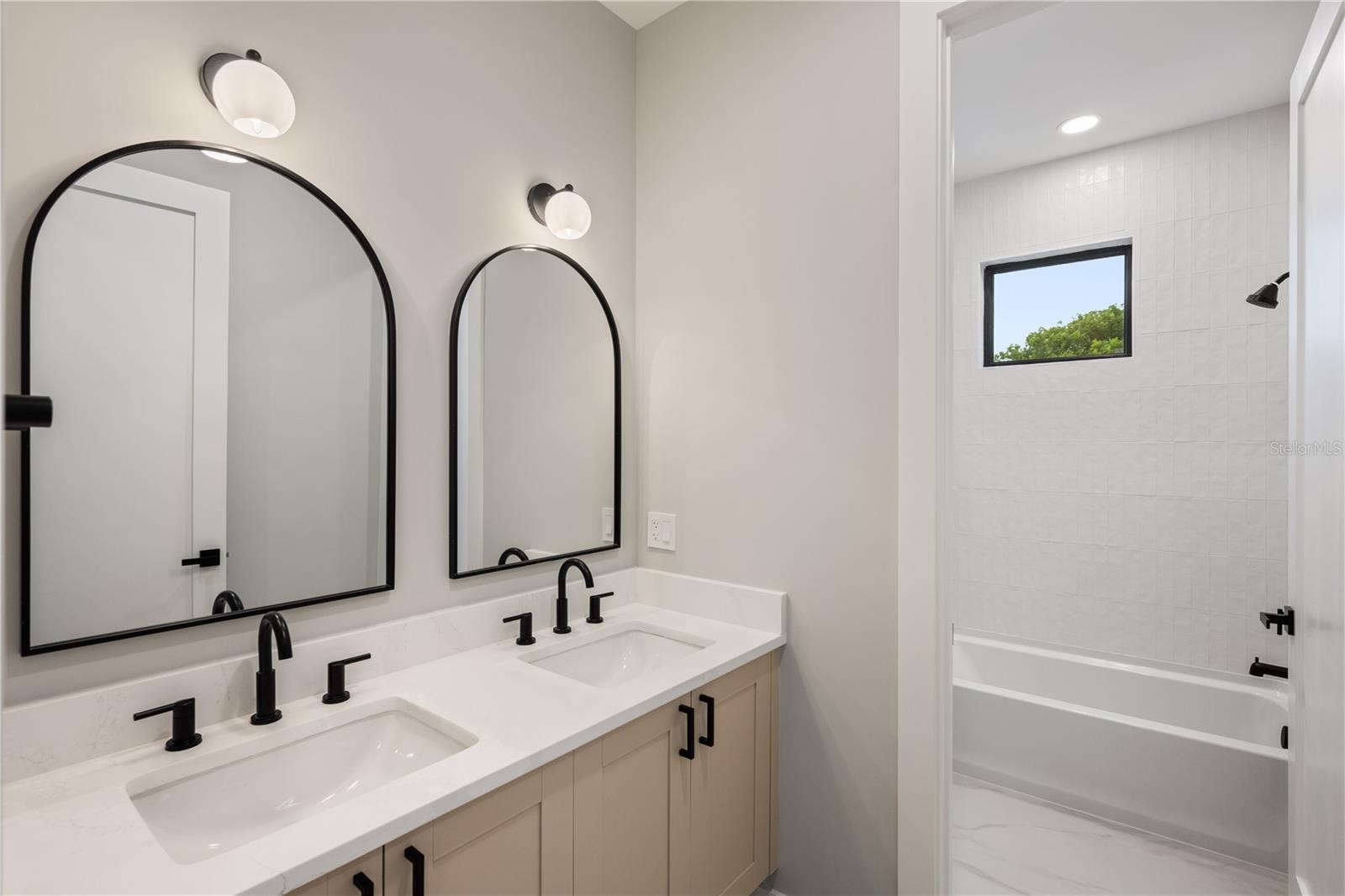 Image 23 of 41 For 917 Lake Emerald Drive