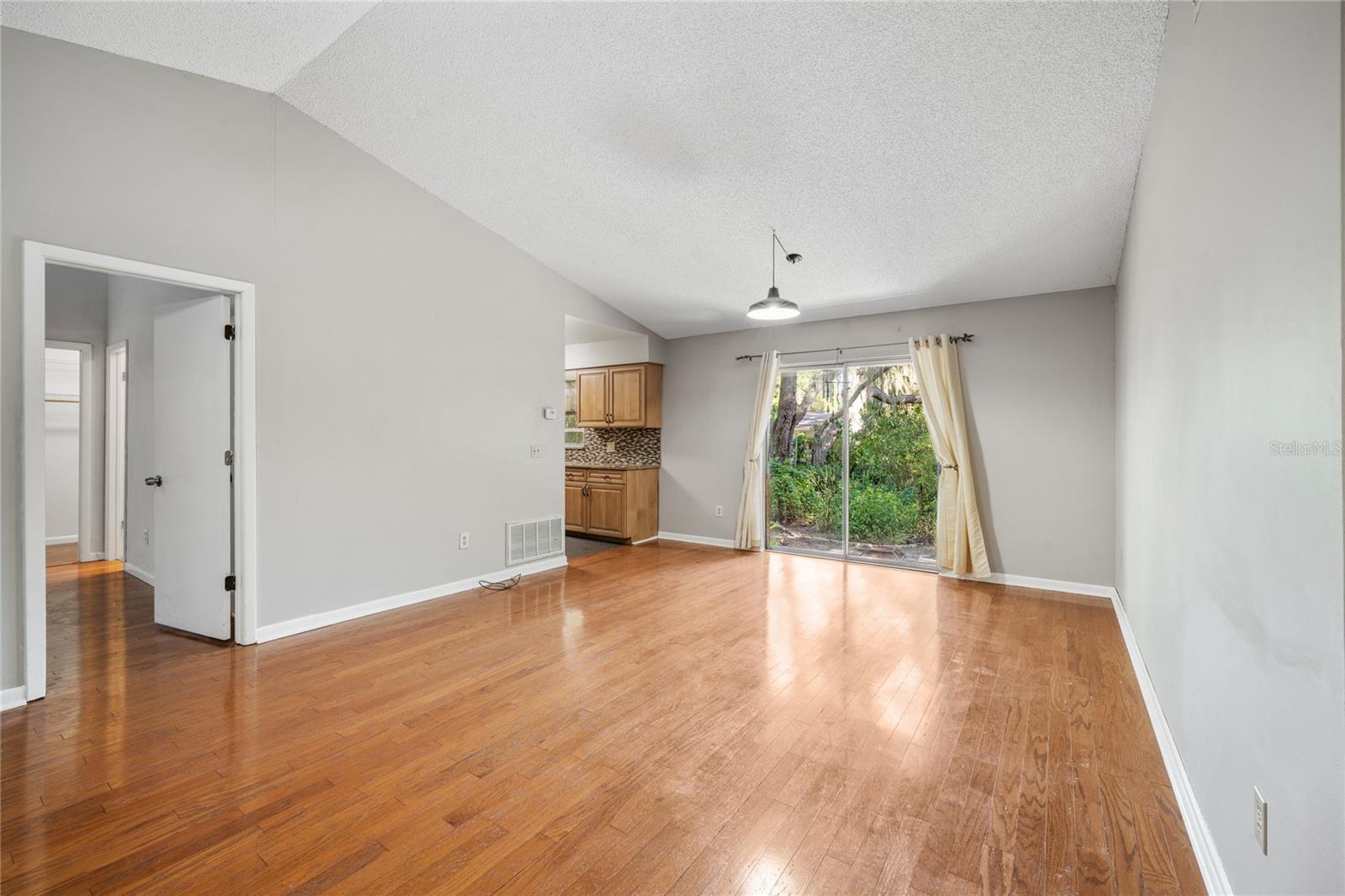 Image 6 of 31 For 241 Ruth Boulevard
