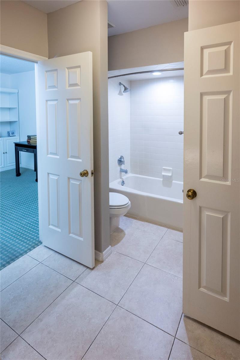 Image 17 of 43 For 6025 Lexington Park 99